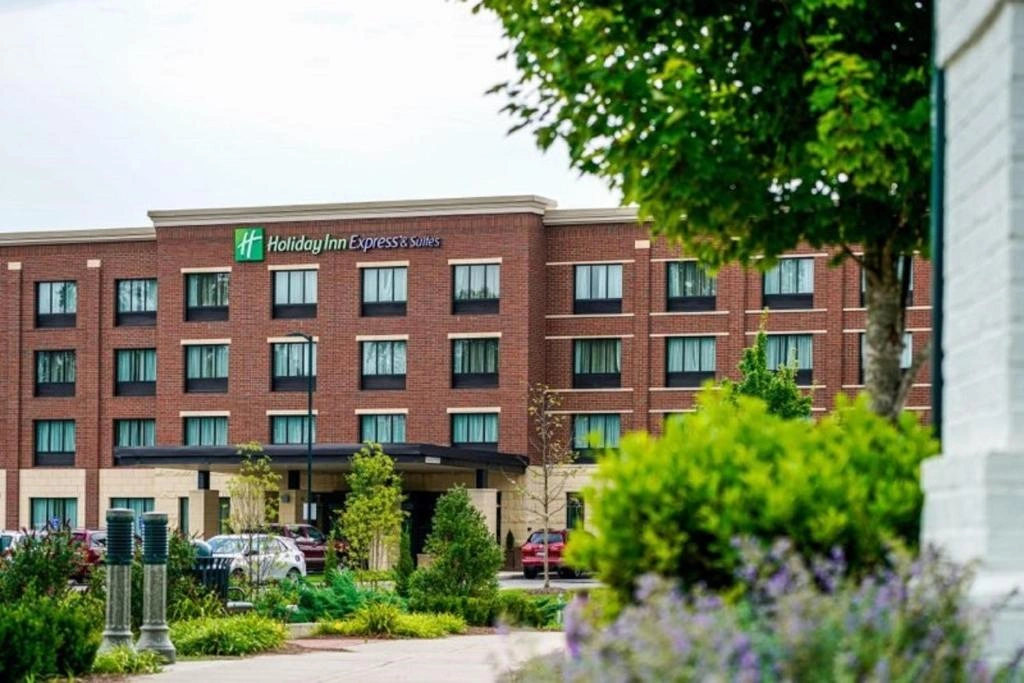 Holiday Inn Express and Suites Franklin – Berry Farms